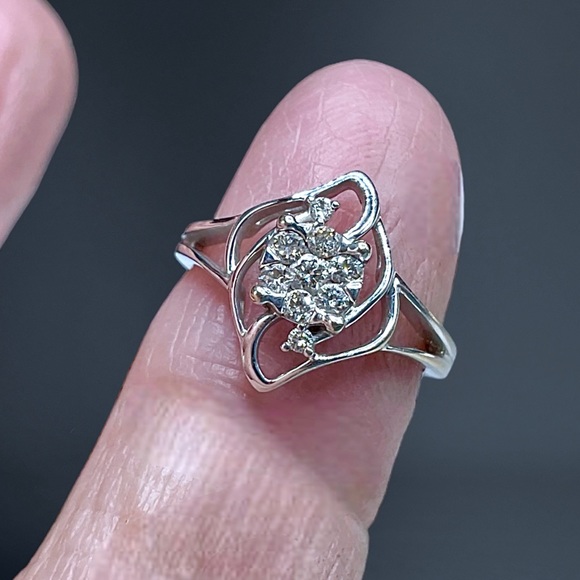 🌺14K White Gold and Diamond Ring - Picture 10 of 14